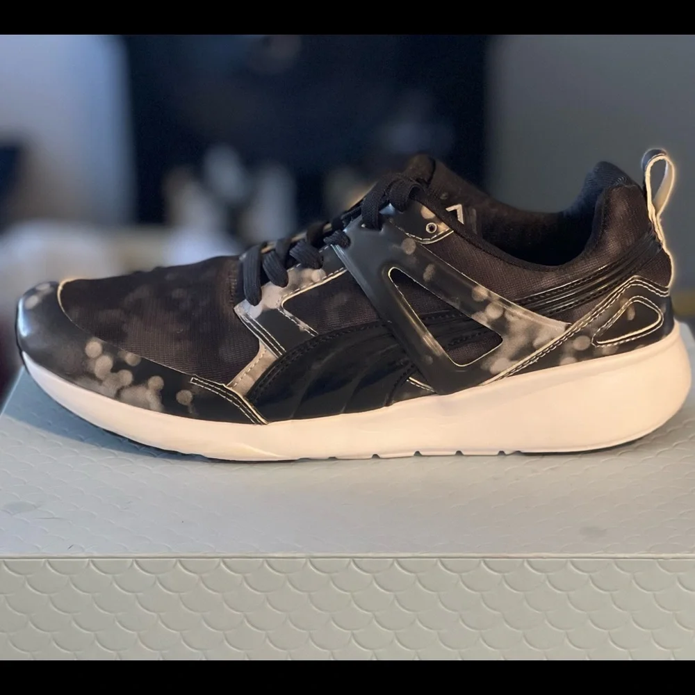 Size 9.5 Black Womens Puma walking sneakers only worn once, like new. - Picture 3 of 5